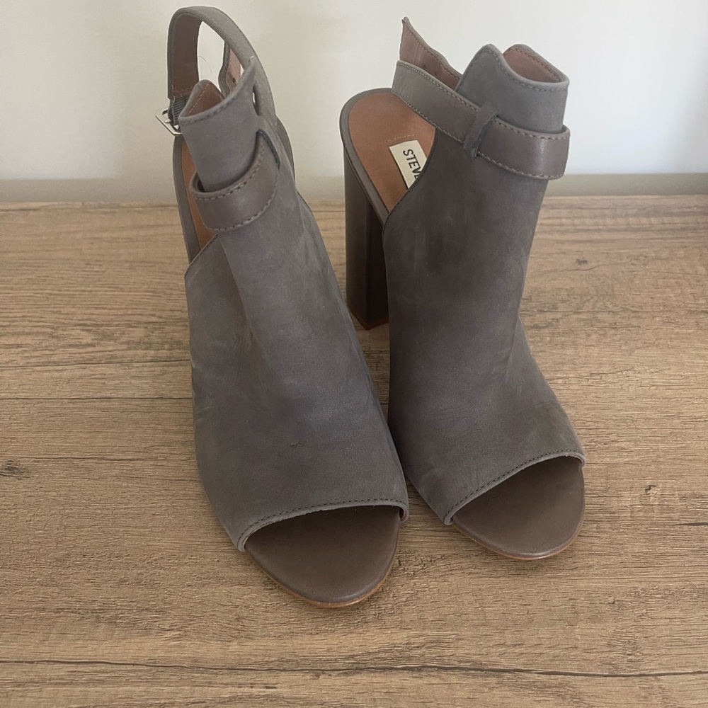 Steve Madden Stylish Gray Peep-Toe Suede Heels